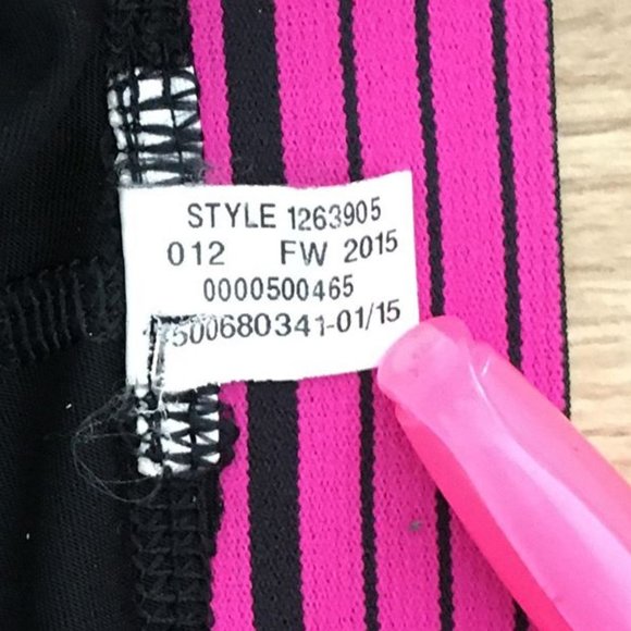 UNDER ARMOUR "Heatgear" Soft Leggings In Black with Hot Pink Design - Picture 4 of 7